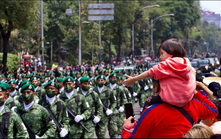 Pese a la pandemia por COVID-19, decenas de personas de la Ciudad de México y turistas nacionales y extranjeros acudieron al Centro Histórico a ver el desfile militar tradicional. SUN/G. Espinosa