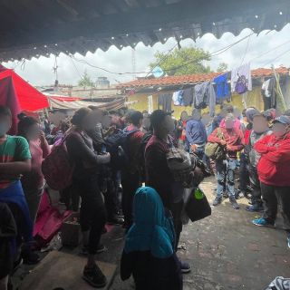 Rescatan a 133 migrantes hacinados en una casa en Puebla