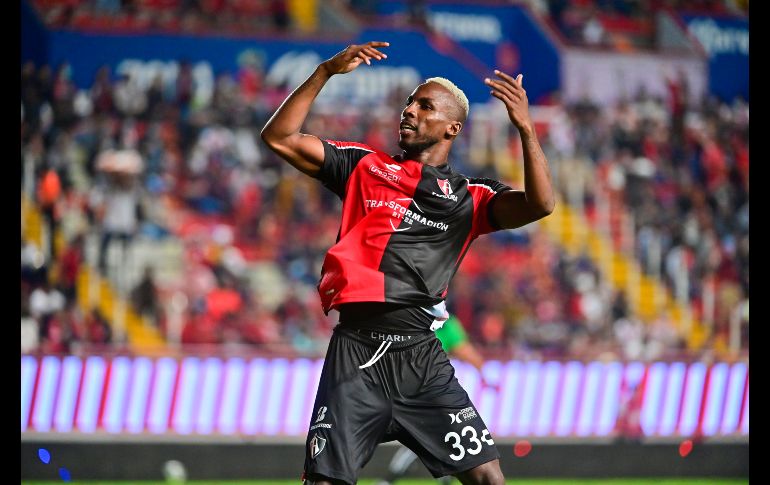 EL TERCERO. Julián Quiñones aprovechó la displicencia de la defensa y en una serie de rebotes marcó el tercero. IMAGO7