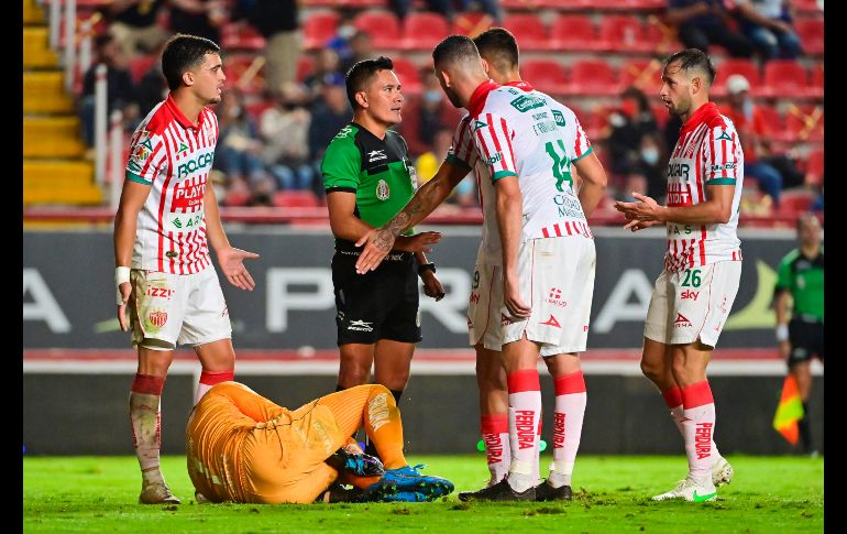 USA EL VAR. En primera instancia, el silbante no se había percatado de la falta y fue el VAR el que aconsejó que revisara la jugada. IMAGO7