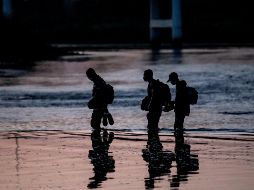 Los haitianos cruzaron libremente el río Bravo y con un flujo constante, yendo y viniendo entre Estados Unidos y México a través de aguas que les llegaban hasta las rodillas. EFE / M.Sierra