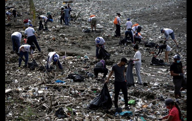 En Costa del Este, la basura se acumula constantemente a pesar de los esfuerzos de organizaciones por limpiar la zona. EFE/B. Velasco