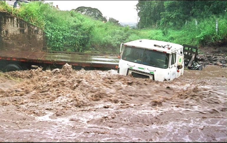 Las lluvias propiciaron el desbordamiento del arroyo de La Ordeña de Barajas, con afectaciones a 20 viviendas y la anegación de campos de cultivo. AFP/ARCHIVO