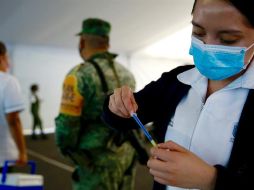 Una enfermera prepara una dosis de la vacuna contra el COVID-19, en la Ciudad de México. EFE/C. Ramírez