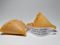 La galleta está hecha de una masa dulce que se cocina y es maleable mientras está caliente, lo que permite darle su particular forma. PIXABAY