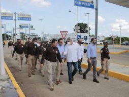 Ken Salazar visitó algunas zonas del punto fronterizo El Ceibo, en el municipio de Tenosique. TWITTER/@SEGOB_mx
