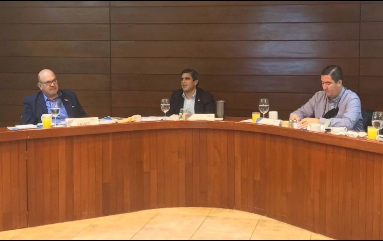 Anfitrión. Raúl Uranga Lamadrid (centro), presidente de la Cámara de Comercio de Guadalajara (Canaco), recibió a Jaime di Paulo, presidente de la Cámara de Comercio Hispana de Illinois. A la izquierda aparece Xavier Orendain, extitular de la Canaco y actual coordinador del Gabinete Económico del Estado de Jalisco. Especial