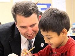 De vuelta. Pedro Martínez regresa a la ciudad en la que se graduó y comenzó su carrera educativa. Especial