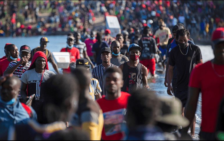 POR EL RIO BRAVO. Miles de inmigrantes haitianos cruzaron el llamado Río Grande, frontera entre México y Estados Unidos, en espera de que les sean aprobadas sus solicitudes de asilo. AP