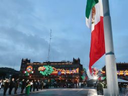 Rodeado de elementos del Ejército mexicano, Guardia Nacional, rescatistas, funcionarios de su gabinete, y directores de Protección Civil y de la Cruz Roja Mexicana, AMLO honró a las víctimas de ambos terremotos. SUN / B. Fregoso