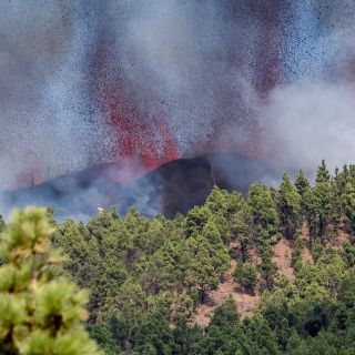 Volcán Cumbre Vieja entra en erupción en isla de España