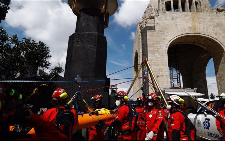 Simulacros de rescate por personal de Bomberos y del ERUM en la explanada del monumento a la Revolución este 19 de septiembre del 2021. SUN / D. Sánchez