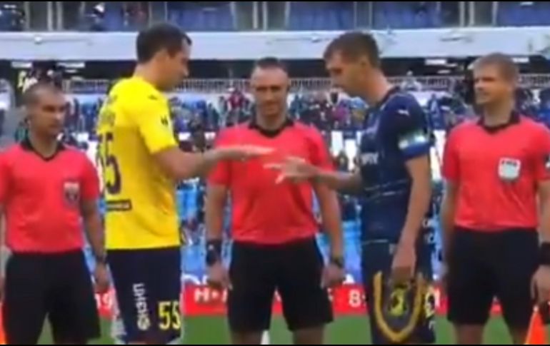 En el futbol de Rusia, un árbitro tomó la decisión de definir la selección del terreno de juego y el saque inicial del partido con el popular juego de piedra, papel o tijera. TWITTER