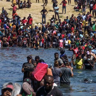 EU cierra cruce fronterizo en Texas para frenar a migrantes