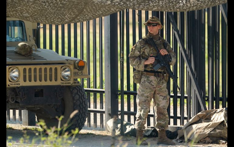 Un elemento de la Guardia Nacional vigila cerca del cruce en Del Río. AP/E. Gay