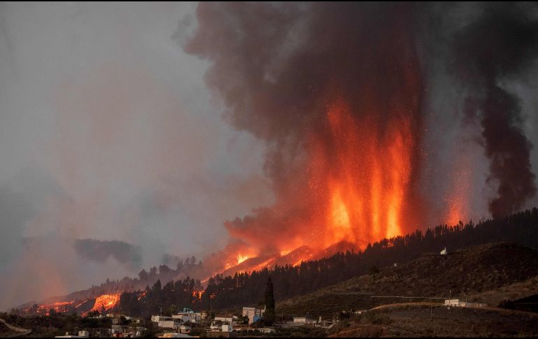 La erupción del volcán en La Palma tiene dos fisuras, separadas unos 200 metros, y ocho bocas por las que emerge la lava. AFP/D. Martin