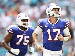 Josh Allen (17) lanzó dos pases de anotación y tuvo la colaboración de su ataque terrestre con dos anotaciones de Zach Moss.  AFP/M. REAVES