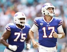Josh Allen (17) lanzó dos pases de anotación y tuvo la colaboración de su ataque terrestre con dos anotaciones de Zach Moss.  AFP/M. REAVES