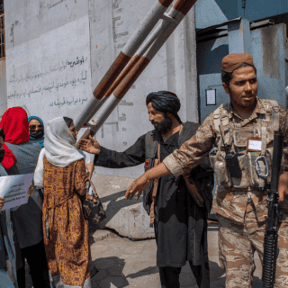 Talibán pide a funcionarias de Kabul que se queden en casa