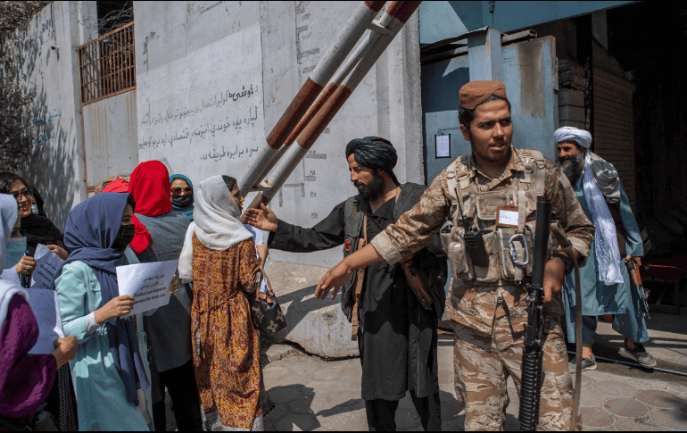 Limitadas. En los últimos días, el nuevo gobierno talibán ha emitido varios decretos que revocan derechos de niñas y mujeres AFP