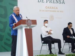 Los inconformes se manifiestan en contra de los despidos de más de dos mil empleados eventuales durante la conferencia de prensa de AMLO, donde también está el gobernador de Oaxaca. SUN / E. Hernández