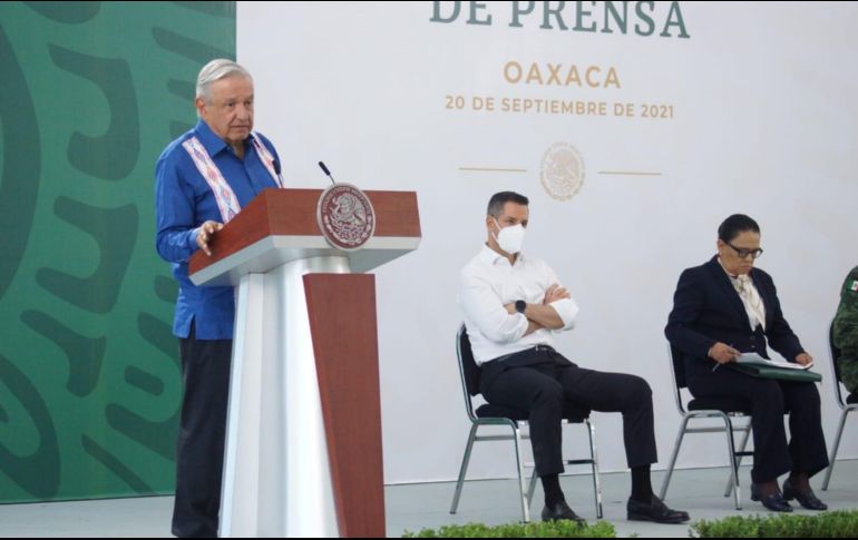 Los inconformes se manifiestan en contra de los despidos de más de dos mil empleados eventuales durante la conferencia de prensa de AMLO, donde también está el gobernador de Oaxaca. SUN / E. Hernández