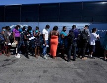 Migrantes, la mayoría de Haití, abordan este lunes un autobús en Del Río, Texas, tras pasar tiempo en un campamento improvisado. Tras procesarlos, Estados Unidos los deportará. AP/E. Gay