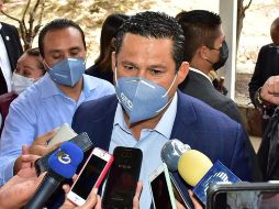 El gobernador de Guanajuato, Diego Sinhue Rodríguez Vallejo, habla con la prensa tras un acto protocolario en Salamanca. EFE/L. Ramírez