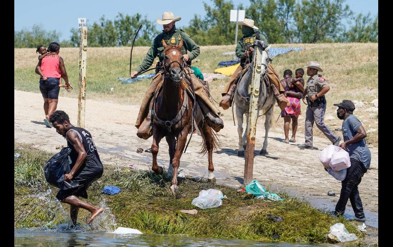 Integrantes de la Patrulla Fronteriza buscan evitar que migrantes haitianos vuelvan al campamento en Del Grande, Texas, en una imagen de ayer. AFP/P. Ratje