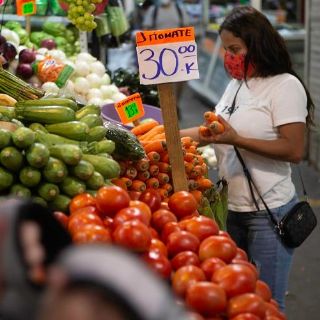 Jitomate y manzana verde aumentaron por lluvias y escasez, justifican vendedores