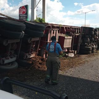 Volcadura de tráiler genera tráfico a la altura de Las Cuatas