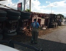 El operador del tráiler, de aproximadamente 40 años, resultó ileso. ESPECIAL/Bomberos Tlajomulco