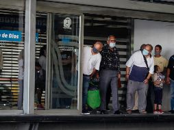 Bajan viajes del Macrobús; critican tardanza