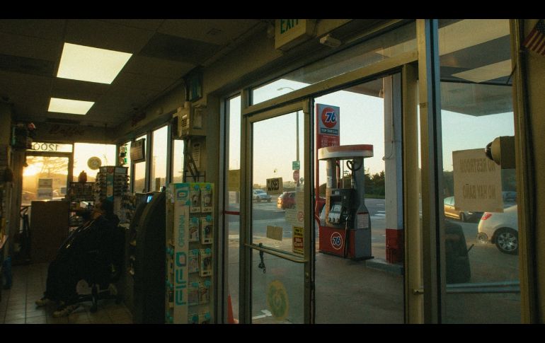 El joven empleado reiteró la obligatoriedad del cubrebocas en el lugar. PEXELS