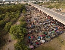Migrantes, la mayoría de Haití, se ven hoy en el campamento improvisado junto al puente internacional en Del Río, Texas, cerca del río Bravo. AP/J. Cortez