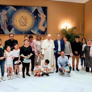 El Papa Francisco recibe a tres familias afganas que huyeron de Kabul