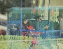 Sentado junto a Ricardo Peláez, director deportivo del club, Amaury no perdió detalle de la práctica junto a la cancha principal del complejo deportivo del Rebaño. EL INFORMADOR / ARCHIVO