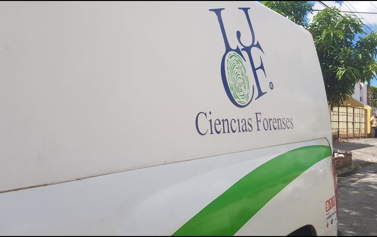 Peritos del Instituto Jalisciense de Ciencias Forenses recabaron indicios y levantaron el cadáver para llevarlo a sus instalaciones y realizar la autopsia de ley correspondiente. EL INFORMADOR / ARCHIVO