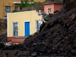 La colada de lava generada por el volcán Cumbre Vieja, en La Palma, irrumpió este miércoles en el pueblo de Todoque, derribando todo a su paso. EFE/R. de la Rocha