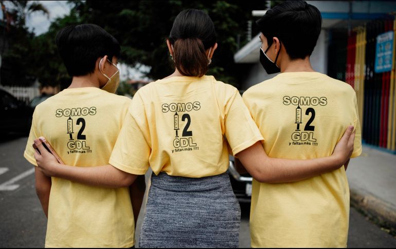 Los menores que fueron vacunados portaron una camiseta con la leyenda “Somos 12 GDL”. EL INFORMADOR / G. Gallo