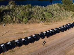 Abbott aseguró a Fox News que la colocación del muro de autos permitió que los inmigrantes dejaran de cruzar por esta zona. AP/J. Cortez