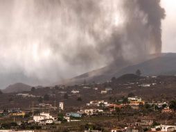 La lava del volcán destruye todo a su paso, fue necesaria una evacuación total; hasta el momento no hay víctimas mortales. AFP/D. Martín