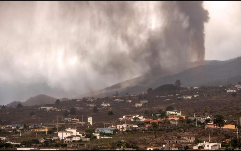 La lava del volcán destruye todo a su paso, fue necesaria una evacuación total; hasta el momento no hay víctimas mortales. AFP/D. Martín