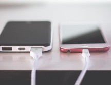 La normativa también busca defender el derecho de los consumidores, obligados por ahora a acumular diversos cargadores. ESPECIAL / Photo by Steve Johnson on Unsplash