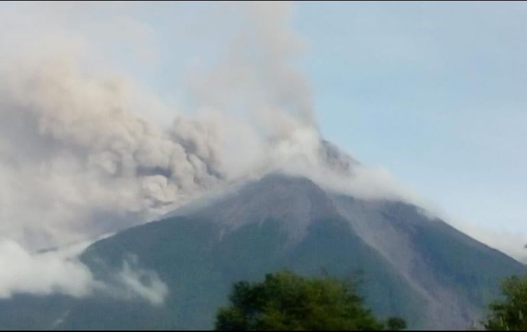 El volcán de Fuego es uno de los tres colosos activos en Guatemala junto al Pacaya (sur) y Santiaguito (oeste). TWITTER / @ConredGuatemala