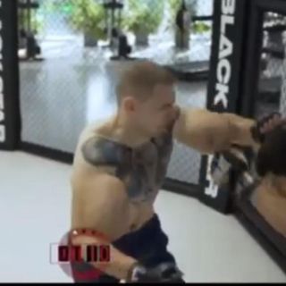 Explotan los músculos del "Hulk ruso" en plena pelea y se vuelve viral