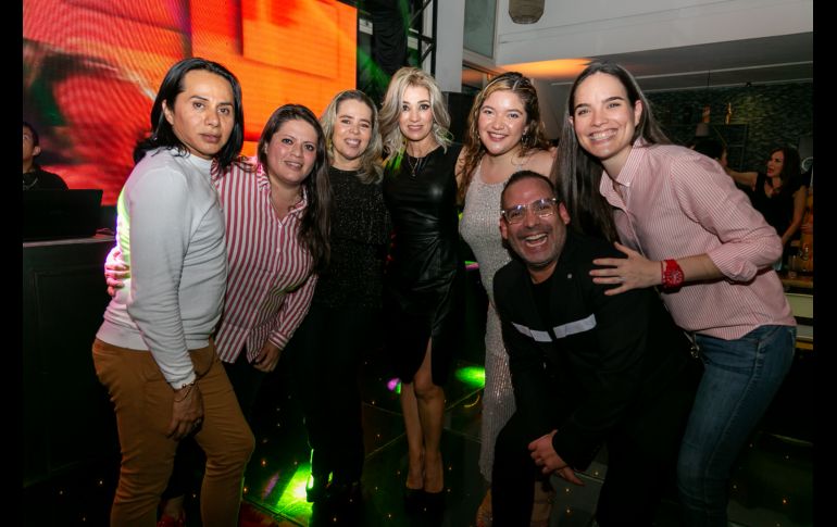 John Calderón, Gaby Flores, Paulina Corona, Edna Salcedo, Aiko Shimagetsu, Palmira Martínez y Héctor Damy