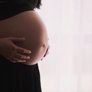 ¡Con tutorial de Internet! Mujer se embaraza por inseminación artificial en un solo intento