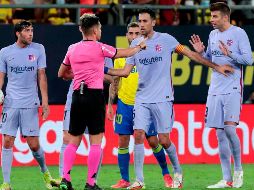 MOLESTOS. La expulsión de Frenkie De Jong fue protestada por los jugadores del Barcelona, quienes no daban crédito a la decisión arbitral. EFE/R. RÍOS