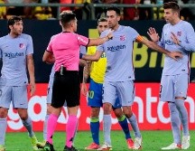 MOLESTOS. La expulsión de Frenkie De Jong fue protestada por los jugadores del Barcelona, quienes no daban crédito a la decisión arbitral. EFE/R. RÍOS